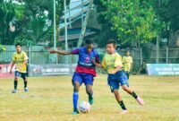 Duel sengit di lini tengah antara pemain Kabupaten Mimika dan Kabupaten Paniai, Selasa (25/8/2026).(Foto: Galeri Papua/Benaz)
