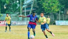 Duel sengit di lini tengah antara pemain Kabupaten Mimika dan Kabupaten Paniai, Selasa (25/8/2026).(Foto: Galeri Papua/Benaz)