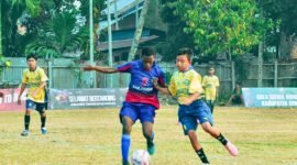 Duel sengit di lini tengah antara pemain Kabupaten Mimika dan Kabupaten Paniai, Selasa (25/8/2026).(Foto: Galeri Papua/Benaz)