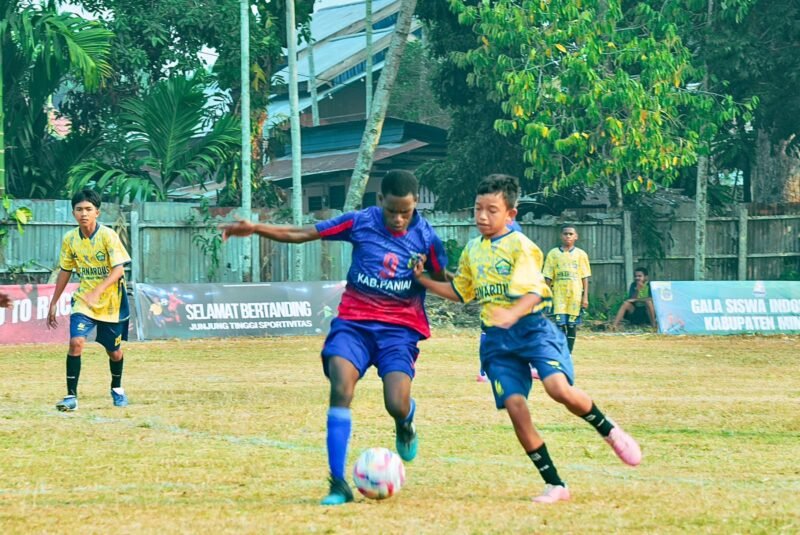 Duel sengit di lini tengah antara pemain Kabupaten Mimika dan Kabupaten Paniai, Selasa (25/8/2026).(Foto: Galeri Papua/Benaz)