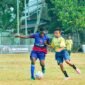 Duel sengit di lini tengah antara pemain Kabupaten Mimika dan Kabupaten Paniai, Selasa (25/8/2026).(Foto: Galeri Papua/Benaz)