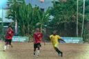 Duel Antara Pemain Kabupaten Nabire dengan Pemain Kabupaten Deiyai, Selasa (25/08/2026). (Foto: Galeri Papua/Benaz)