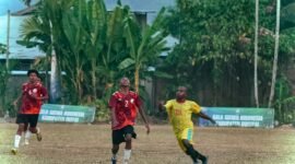 Duel Antara Pemain Kabupaten Nabire dengan Pemain Kabupaten Deiyai, Selasa (25/08/2026). (Foto: Galeri Papua/Benaz)