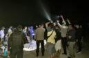Para pendulang yang hendak dievakuasi oleh aparat kepolisian dari lokasi pendulangan di Mile 21, pada Rabu (26/8/2026) dini hari. (Foto: Humas Polres Mimika)