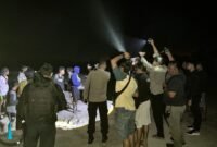 Para pendulang yang hendak dievakuasi oleh aparat kepolisian dari lokasi pendulangan di Mile 21, pada Rabu (26/8/2026) dini hari. (Foto: Humas Polres Mimika)