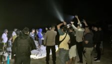Para pendulang yang hendak dievakuasi oleh aparat kepolisian dari lokasi pendulangan di Mile 21, pada Rabu (26/8/2026) dini hari. (Foto: Humas Polres Mimika)