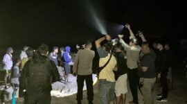 Para pendulang yang hendak dievakuasi oleh aparat kepolisian dari lokasi pendulangan di Mile 21, pada Rabu (26/8/2026) dini hari. (Foto: Humas Polres Mimika)