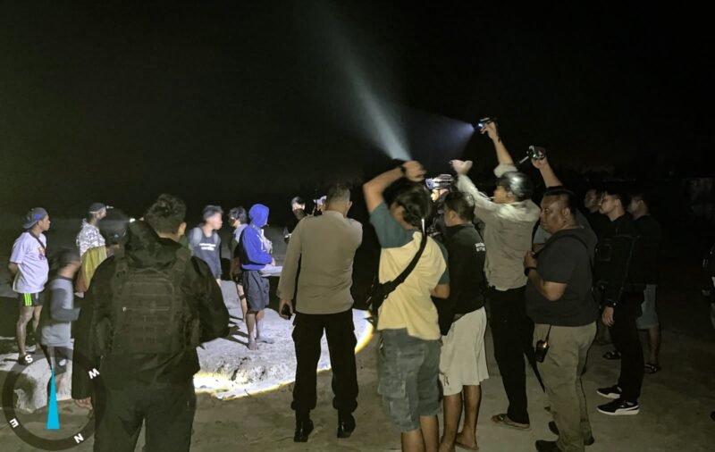 Para pendulang yang hendak dievakuasi oleh aparat kepolisian dari lokasi pendulangan di Mile 21, pada Rabu (26/8/2026) dini hari. (Foto: Humas Polres Mimika)