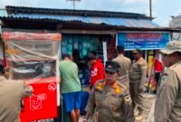 Satpol PP Kabupaten Mimika saat sedang melakukan penertiban di kawasan Jalan Budi Utomo, Rabu (26/8/2026). (Foto: Galeri Papua/Ahmad)