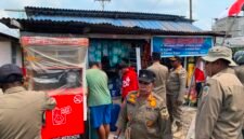 Satpol PP Kabupaten Mimika saat sedang melakukan penertiban di kawasan Jalan Budi Utomo, Rabu (26/8/2026). (Foto: Galeri Papua/Ahmad)