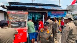 Satpol PP Kabupaten Mimika saat sedang melakukan penertiban di kawasan Jalan Budi Utomo, Rabu (26/8/2026). (Foto: Galeri Papua/Ahmad)