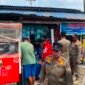 Satpol PP Kabupaten Mimika saat sedang melakukan penertiban di kawasan Jalan Budi Utomo, Rabu (26/8/2026). (Foto: Galeri Papua/Ahmad)
