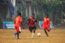 Dribble pemain Kabupaten Nabire melewati dua pemain Kabupaten Intan Jaya, Rabu (26/08/2026). (Foto: Dok. Humas Provinsi Papua Tengah)