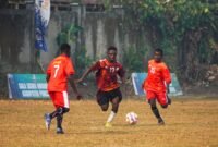 Dribble pemain Kabupaten Nabire melewati dua pemain Kabupaten Intan Jaya, Rabu (26/08/2026). (Foto: Dok. Humas Provinsi Papua Tengah)