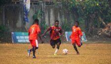 Dribble pemain Kabupaten Nabire melewati dua pemain Kabupaten Intan Jaya, Rabu (26/08/2026). (Foto: Dok. Humas Provinsi Papua Tengah)