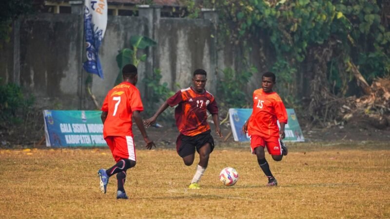 Dribble pemain Kabupaten Nabire melewati dua pemain Kabupaten Intan Jaya, Rabu (26/08/2026). (Foto: Dok. Humas Provinsi Papua Tengah)
