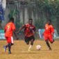 Dribble pemain Kabupaten Nabire melewati dua pemain Kabupaten Intan Jaya, Rabu (26/08/2026). (Foto: Dok. Humas Provinsi Papua Tengah)