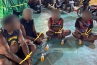 Lima terduga pelaku dibawa ke Mapolres Mimika Mile 32 untuk penanganan hukum lebih lanjut. (Foto: Humas Polres Mimika)