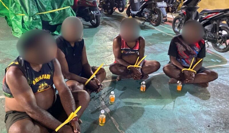 Lima terduga pelaku dibawa ke Mapolres Mimika Mile 32 untuk penanganan hukum lebih lanjut. (Foto: Humas Polres Mimika)