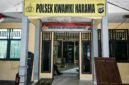 Tampak bagian depan Kantor Polsek Kwamki Narama setelah diamuk warga buntut penangkapan 5 terduga pelaku pembunuhan pada Sabtu dini hari (29/8/2026). (Foto: Polsek Kwamki Narama)