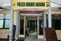 Tampak bagian depan Kantor Polsek Kwamki Narama setelah diamuk warga buntut penangkapan 5 terduga pelaku pembunuhan pada Sabtu dini hari (29/8/2026). (Foto: Polsek Kwamki Narama)