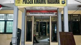 Tampak bagian depan Kantor Polsek Kwamki Narama setelah diamuk warga buntut penangkapan 5 terduga pelaku pembunuhan pada Sabtu dini hari (29/8/2026). (Foto: Polsek Kwamki Narama)