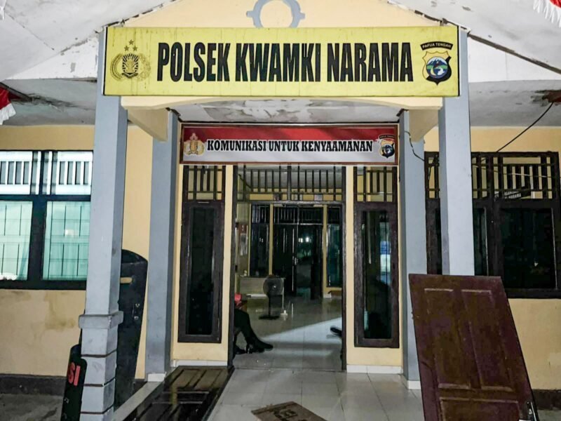 Tampak bagian depan Kantor Polsek Kwamki Narama setelah diamuk warga buntut penangkapan 5 terduga pelaku pembunuhan pada Sabtu dini hari (29/8/2026). (Foto: Polsek Kwamki Narama)