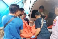 Proses evakuasi jenazah pelajar magang yang ditemukan tewas di Bengkel Ketok Magic di Jalan Yan Tinal SP 3, Kelurahan Karang Senang, Distrik Kuala Kencana, Kabupaten Mimika, Papua Tengah, Minggu (30/8/2026) pagi. (Foto: Humas Polres Mimika)