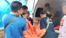 Proses evakuasi jenazah pelajar magang yang ditemukan tewas di Bengkel Ketok Magic di Jalan Yan Tinal SP 3, Kelurahan Karang Senang, Distrik Kuala Kencana, Kabupaten Mimika, Papua Tengah, Minggu (30/8/2026) pagi. (Foto: Humas Polres Mimika)