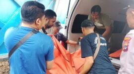 Proses evakuasi jenazah pelajar magang yang ditemukan tewas di Bengkel Ketok Magic di Jalan Yan Tinal SP 3, Kelurahan Karang Senang, Distrik Kuala Kencana, Kabupaten Mimika, Papua Tengah, Minggu (30/8/2026) pagi. (Foto: Humas Polres Mimika)