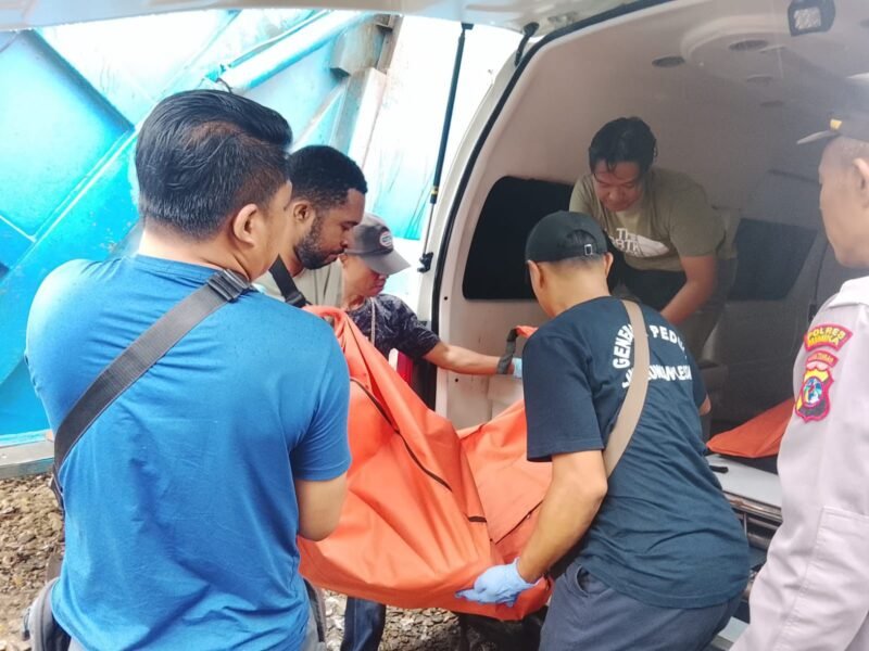 Proses evakuasi jenazah pelajar magang yang ditemukan tewas di Bengkel Ketok Magic di Jalan Yan Tinal SP 3, Kelurahan Karang Senang, Distrik Kuala Kencana, Kabupaten Mimika, Papua Tengah, Minggu (30/8/2026) pagi. (Foto: Humas Polres Mimika)