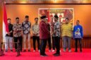 Penyerahan bendera pataka oleh Ketua Bidang Organisasi, Keanggotaan, dan Kaderisasi Pengurus Besar Pemuda Muslimin Indonesia, Dudung Samsudin, kepada Rahadian Risky Putra yang dipercaya sebagai Ketua Pimpinan Wilayah Pemuda Muslimin Indonesia Provinsi Papua Tengah. (Foto: Galeri Papua/Endy Langobelen)