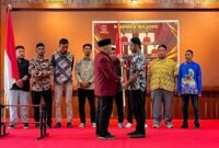 Penyerahan bendera pataka oleh Ketua Bidang Organisasi, Keanggotaan, dan Kaderisasi Pengurus Besar Pemuda Muslimin Indonesia, Dudung Samsudin, kepada Rahadian Risky Putra yang dipercaya sebagai Ketua Pimpinan Wilayah Pemuda Muslimin Indonesia Provinsi Papua Tengah. (Foto: Galeri Papua/Endy Langobelen)