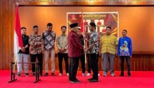 Penyerahan bendera pataka oleh Ketua Bidang Organisasi, Keanggotaan, dan Kaderisasi Pengurus Besar Pemuda Muslimin Indonesia, Dudung Samsudin, kepada Rahadian Risky Putra yang dipercaya sebagai Ketua Pimpinan Wilayah Pemuda Muslimin Indonesia Provinsi Papua Tengah. (Foto: Galeri Papua/Endy Langobelen)
