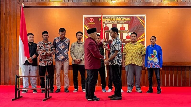 Penyerahan bendera pataka oleh Ketua Bidang Organisasi, Keanggotaan, dan Kaderisasi Pengurus Besar Pemuda Muslimin Indonesia, Dudung Samsudin, kepada Rahadian Risky Putra yang dipercaya sebagai Ketua Pimpinan Wilayah Pemuda Muslimin Indonesia Provinsi Papua Tengah. (Foto: Galeri Papua/Endy Langobelen)
