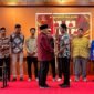 Penyerahan bendera pataka oleh Ketua Bidang Organisasi, Keanggotaan, dan Kaderisasi Pengurus Besar Pemuda Muslimin Indonesia, Dudung Samsudin, kepada Rahadian Risky Putra yang dipercaya sebagai Ketua Pimpinan Wilayah Pemuda Muslimin Indonesia Provinsi Papua Tengah. (Foto: Galeri Papua/Endy Langobelen)