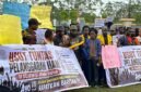 Massa membacakan 27 tuntutan dalam aksi demo yang digelar di halaman Kantor DPRK Mimika, Senin (31/8/2026). (Foto: Galeri Papua/Endy Langobelen)
