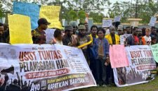 Massa membacakan 27 tuntutan dalam aksi demo yang digelar di halaman Kantor DPRK Mimika, Senin (31/8/2026). (Foto: Galeri Papua/Endy Langobelen)