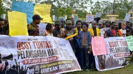 Massa membacakan 27 tuntutan dalam aksi demo yang digelar di halaman Kantor DPRK Mimika, Senin (31/8/2026). (Foto: Galeri Papua/Endy Langobelen)