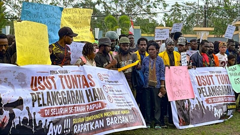 Massa membacakan 27 tuntutan dalam aksi demo yang digelar di halaman Kantor DPRK Mimika, Senin (31/8/2026). (Foto: Galeri Papua/Endy Langobelen)