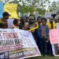 Massa membacakan 27 tuntutan dalam aksi demo yang digelar di halaman Kantor DPRK Mimika, Senin (31/8/2026). (Foto: Galeri Papua/Endy Langobelen)