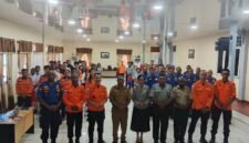 Foto bersama usai pembukaan kegiatan Pelatihan Pencegahan dan Mitigasi Bencana Tahun 2026 di Kantor SAR Timika, Senin (31/8/2026). (Foto: Galeri Papua/Kevin Kurni)