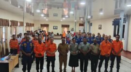 Foto bersama usai pembukaan kegiatan Pelatihan Pencegahan dan Mitigasi Bencana Tahun 2026 di Kantor SAR Timika, Senin (31/8/2026). (Foto: Galeri Papua/Kevin Kurni)