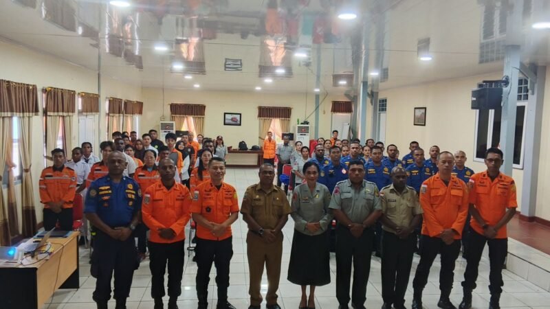 Foto bersama usai pembukaan kegiatan Pelatihan Pencegahan dan Mitigasi Bencana Tahun 2026 di Kantor SAR Timika, Senin (31/8/2026). (Foto: Galeri Papua/Kevin Kurni)
