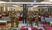 Foto bersama usai pembukaan kegiatan evaluasi program Pusjaki dan Kaka Sehat di Ballroom Hotel Horison Diana, Senin (31/8/2026). (Foto: Galeri Papua/Ahmad)