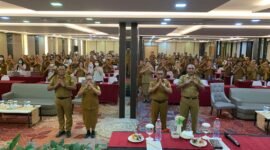 Foto bersama usai pembukaan kegiatan evaluasi program Pusjaki dan Kaka Sehat di Ballroom Hotel Horison Diana, Senin (31/8/2026). (Foto: Galeri Papua/Ahmad)