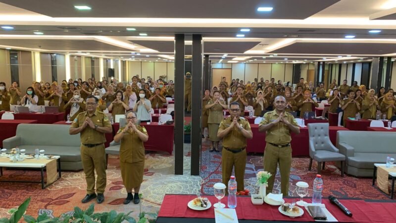 Foto bersama usai pembukaan kegiatan evaluasi program Pusjaki dan Kaka Sehat di Ballroom Hotel Horison Diana, Senin (31/8/2026). (Foto: Galeri Papua/Ahmad)