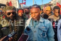 Ketua I KNPB Pusat Warpo Wetipo (kanan) didampingi Juru Bicara KNPB Pusat Ogram Wanimbo menyampaikan pernyataan sikap dalam aksi KNPB di Jayapura, Senin, 3 Agustus 2026. KNPB menyerukan pembukaan akses bantuan kemanusiaan internasional ke wilayah konflik di Papua serta mendorong penyelesaian konflik melalui jalur internasional. GaleriPapua/ Ikbal Asra.