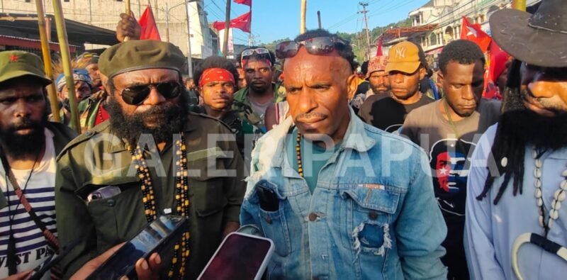Ketua I KNPB Pusat Warpo Wetipo (kanan) didampingi Juru Bicara KNPB Pusat Ogram Wanimbo menyampaikan pernyataan sikap dalam aksi KNPB di Jayapura, Senin, 3 Agustus 2026. KNPB menyerukan pembukaan akses bantuan kemanusiaan internasional ke wilayah konflik di Papua serta mendorong penyelesaian konflik melalui jalur internasional. GaleriPapua/ Ikbal Asra.