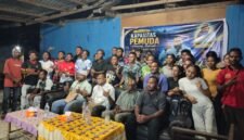 Jose Alvan Ohei berfoto bersama peserta usai menggelar pelatihan kapasitas pemuda di Obhe Kampung Yakonde, Kabupaten Jayapura, Papua, Sabtu, 1 Agustus 2026. Dalam kegiatan ini, Jose memperkenalkan konsep ONOMI sebagai fondasi pembangunan karakter generasi muda Orang Asli Papua. GaleriPapua/ Ikbal Asra